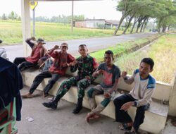 Melaksanakan Anjang Sana Kewilayahan Binaan, Babinsa Komsos Dengan Petani Yang Sedang Beristirahat Di Area Persawahan