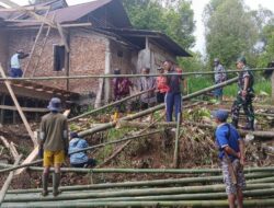Babinsa Barambang Koramil 06/Sinjai Borong Kodim 1424/Sinjai Gelar Gotong Royong Perbaikan Rumah Warga