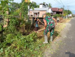 Cegah Banjir, Koramil-03 Kodim 1404/Pinrang Bersama Warga Kerja Bakti Bersihkan Saluran Air