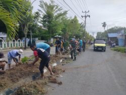 Babinsa Koramil 01/Sinjai Utara Kodim 1424/Sinjai Gelar Karya Bakti Pembersihan Lingkungan