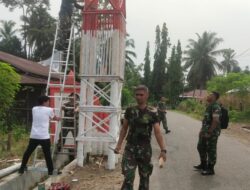 Anggota Koramil 01/Pariaman Melaksanakan Goro Melanjutkan Perbaikan Gapura dan Poskamling Di Kampung Pancasila Bersama Masyarakat Desa Marunggi