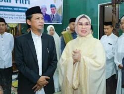 Bupati Barru Andi Ina Kartika Sari SH. M.Si bersama keluarga Shalat Idul Fitri 1446 H kali pertama  di masjid Agung Nurul Iman Barru.