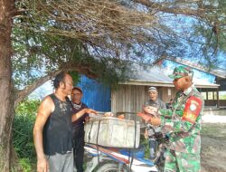 Kopda Fadlan Babinsa Koramil 04/Salang Komsos Dengan Penjual Ikan