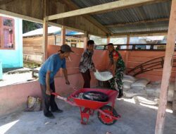 Ringankan Pekerjaan Petani, Babinsa Teupah Barat Bantu Angkat Pupuk Dari Gudang