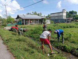 Koramil-05 Kodim 1404/Pinrang bersama Warga Melaksanakan Kerja Bakti Normalisasi Saluran Air
