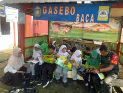 Tingkatkan Minat Baca, Babinsa Koramil-01/Ujung Ajak Siswa Gemar Membaca Buku