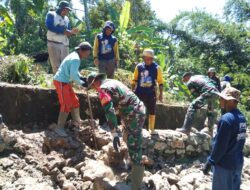 Anggota Koramil 04/Alla Karya Bakti Pembuatan Drainase dan Gorong-Gorong Parit Jalan