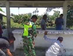 Babinsa Koramil O2/Seunagan Gotong Royong Bersihkan dan Pengecatan Pos Kamling Di Desa Binaan