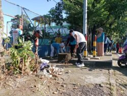 Aksi Peduli Lingkungan, Serda Muhammad Ali Babinsa Koramil-01/Ujung Bersama Warga Bersihkan Sampah
