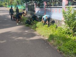 Anggota Koramil 1419-01/Maiwa Gelar Karya Bakti Pembersihan Selokan
