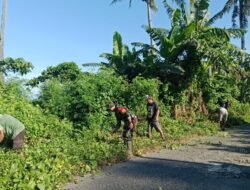 Danramil-01/Suppa Kodim 1404/Pinrang Pimpin Kerja Bakti Bersama Warga Membersihkan Jalan Dan Saluran Air