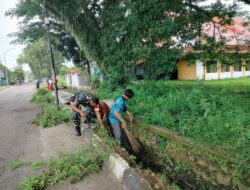 Antisipasi Banjir, Babinsa Koramil 01/Sinjai Utara Kodim 1424/Sinjai Gelar Kerja Bakti Pembersihan Selokan
