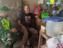 Babinsa Posramil Suka Makmue jalin komunikasi Sosial dengan pedagang sayur di desa binaan