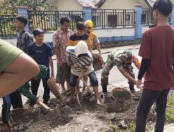 Babinsa Serka Fakurudin dan Warga Krueng Seukeuk Gotong Royong Angkut Pasir untuk Rabat Beto