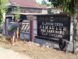 Peduli Kebersihan Lingkungan, Anggota Koramil-08 Kodim 1404/Pinrang Bersihkan Saluran Air Bersama Warga