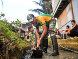 TNI Manunggal dengan Rakyat, Satgas Pamtas Yonarmed 11 Kostrad bersama Warga Bersihkan Saluran Air