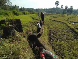Babinsa Koramil 1424-04/Sinjai Timur Kodim 1424/Sinjai Bersama Warga Gotong Royong Bersihkan Saluran Irigasi