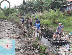 Anggota Koramil-01 Kodim 1404/Pinrang Kerja Bakti Pembersihan Saluran Air