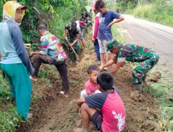 Jaga Lingkungan Agar Tetap Bersih, Personil Koramil 1419-04/Alla Karya Bakti Pembersihan Selokan