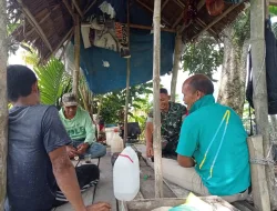 Babinsa Kluet Timur Diskusi Ringan dengan Petani di Pondok Kebun