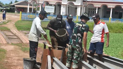 Semangat SOBAT, Kodam XXIV/Mandala Trikora Gelar Karya Bakti di Kampung SP.4 Tanah Miring