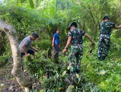 PRAJURIT DENMA BRIGIF TP 31/PS KARYA BHAKTI PEMBERSIHAN JALAN MENUJU MAKAM.