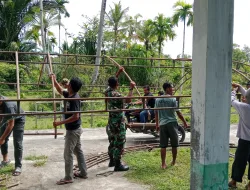Babinsa Koramil 06/Telda Gotong Royong Persiapan Acara Khitanan Salah Seorang Anak Warga