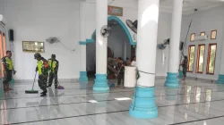 Babinsa Posramil Suka Makmue melaksanakan kegiatan karya Bhakti membantu membersihkan tempat ibadah