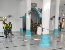 Babinsa Posramil Suka Makmue melaksanakan kegiatan karya Bhakti membantu membersihkan tempat ibadah