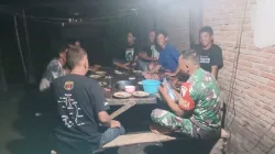 Babinsa Koramil 1404-05/Patampanua Laksanakan Patroli Malam dan Komsos Bersama Warga