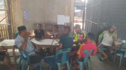 Melalui Komsos, Babinsa Koramil 03/Delima Jalin Dialog Humanis dengan Warga Desa Sagoe Bambong