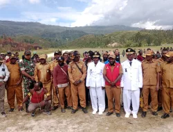 WAKILI DANRAMIL BATUUD KORAMIL 1703-01/ENAROTALI, HADIRI ACARA SYUKURAN KEPALA DISTRIK BIBIDA DAN DISTRIK DUMADAMA