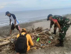 Peduli Lingkungan, Babinsa Koramil 1404-02/Mattiro Sompe Bersama Warga Bersihkan Pesisir Pantai