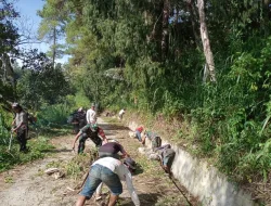 Koramil 1419-04/Alla Gelar Karya Bakti Pembersihan Drainase dan Bahu Jalan
