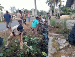 Personil Koramil 05/Simeulue Barat Gotong Royong Bersama Masyarakat Desa Binaan