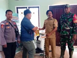 BABINSA MERAUKE DAMPINGI PENYALURAN BANTUAN PANGAN BULOG UNTUK WARGA KAMPUNG SIDOMULYO