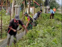 Tingkatkan Kebersihan Lingkungan, Babinsa Koramil 03/Delima Gotong Royong Bersama Warga