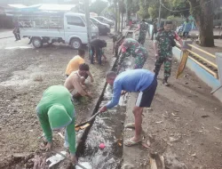 Personel Koramil 1404-05/Patampanua Bersama Warga Laksanakan Kerja Bakti Bersihkan Selokan