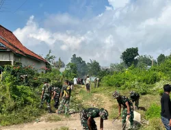 Kasi Ter Brigif TP 31/PS Bersama Personel Denma dan Yonif 875/SYP Gelar Jumat Bersih di Dusun Latonda