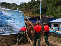 DANRAMIL 1703-04/ARADIDE BERSAMA ANGGOTA BABINSA NYA HADIR DAN MEMBANTU WARGA JEMAAT DALAM KEGIATAN KESIAPAN ACARA MUSYAWARAH PASTORAL MEE KE VIII SE TANAH PAPUA DI WILAYAH ARADIDE