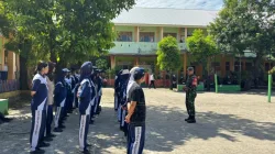 Babinsa Koramil 1405-01/Ujung Latih Disiplin Siswa Melalui Materi PBB di SMP Negeri 1 Parepare