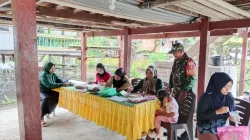 Babinsa Koramil 1405-04/Soppeng Riaja Dampingi Kegiatan Posyandu, Wujud Kepedulian Terhadap Kesehatan Masyarakat