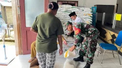 Babinsa Kodim 0907/Trk Dampingi Penyaluran Bantuan Pangan Agar Tepat Sasaran