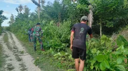 Gotong Royong Bersama, Babinsa Dan Warga Bersihkan Bahu Jalan