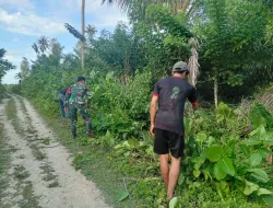 Gotong Royong Bersama, Babinsa Dan Warga Bersihkan Bahu Jalan