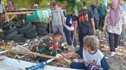 Babinsa 1405-01/Ujung Bersama ASN dan Warga Gelar Kerja Bakti Bersihkan Taman Mattirotasi