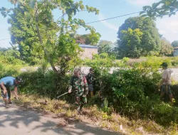 Sinergitas TNI-Polri dan Warga, Babinsa Koramil 1405-06/Barru Gelar Kerja Bakti Bersihkan Akses Jalan Dusun Birue
