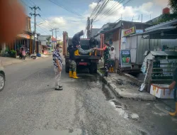 Babinsa Koramil 1404-04/Paleteang Bersama Warga Kerja Bakti Bersihkan Saluran Air