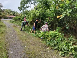 Babinsa Koramil 03/Delima Bersama Warga Gotong Royong Bersihkan Lingkungan Desa dan Semak di Sepanjang Jalan