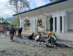 Babinsa Bersama Warga Bersihkan Seputaran Masjid Guna Tingkatkan Kebersihan
